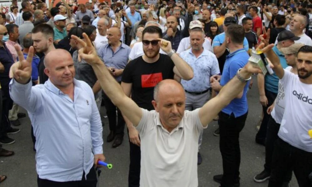 Στο χορό των κινητοποιήσεων και οι Αλβανοί αγρότες: Συλλαλητήριο μπροστά από το Υπουργείο Γεωργίας στα Τίρανα